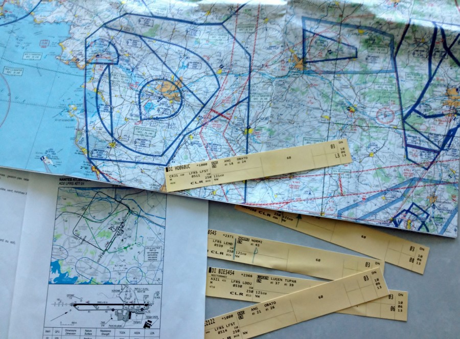Cartes et strips : des outils indispensables pour guider la navigation aérienne